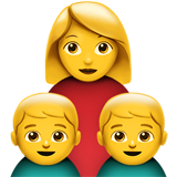 Семья: женщина, мальчик, мальчик