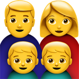 Семья мужчины и женщины с двумя мальчиками